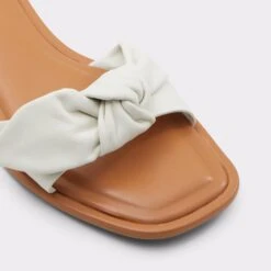 &New NewCarranariaSlide Sandal -Trendy Soles Sales Store carranaria white 100 001 043 alt4 sq gy 2000x2000